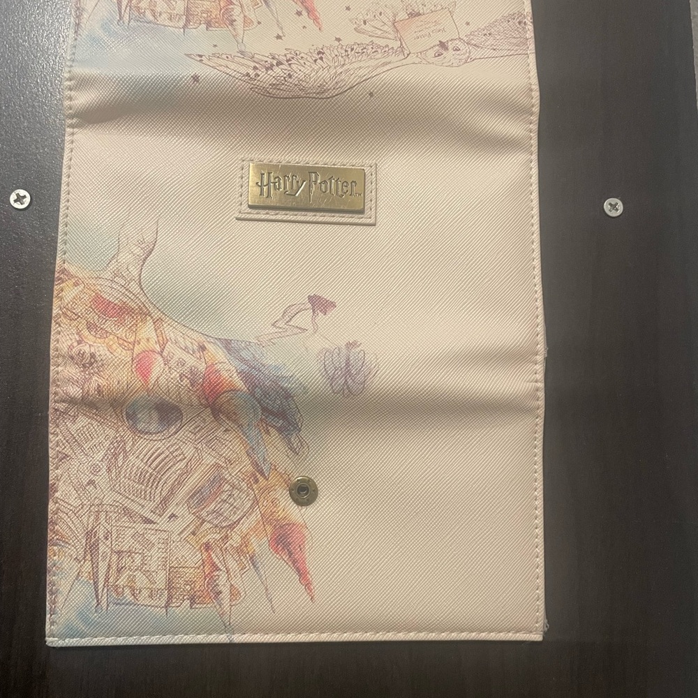 Hogwarts Themed Cream Wallet - Picture 4 of 5